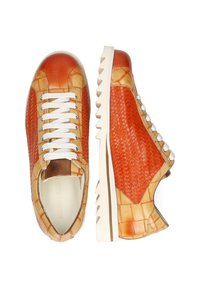 Zapatillas de cuero trenzado en color naranja con una superficie texturizada, cordones blancos y una suela de goma con un patrón en zigzag.