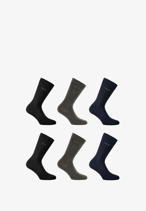 Trois paires de chaussettes basses en noir, gris foncé et bleu marine. Chaque paire possède un bord-côte et un petit logo "FILA" près du haut.