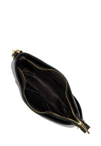 Borsa a mano in pelle nera con superficie testurizzata, hardware in oro per la cerniera e un ampio interno scuro con più tasche e scomparti.