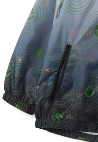 Giacca resistente all'acqua con un design blu e grigio, decorata con motivi di linee verdi e arancioni e dinosauri, dotata di una tasca con zip.