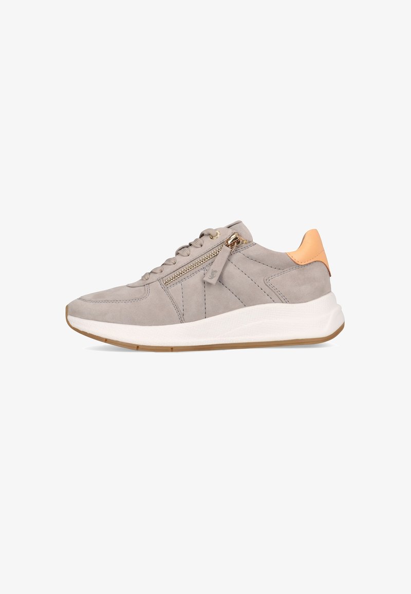 Helle graue Sneaker aus Wildleder, mit einer weißen Zwischensohle, strukturierten Nähten und einem goldenen Reißverschlussdetail an der Seite, sowie einer Pfirsich akzentuierten Ferse.