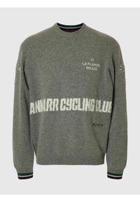 Grauer Wollpullover mit rundem Ausschnitt, verziert mit dem weißen Schriftzug "ANMARR CYCLING CLUB", dekorativer Stickerei und gestreiften, gerippten Bündchen.