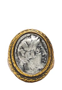 Pierścień w złotym odcieniu z metalowym wykończeniem, z fakturowaną obrączką oraz owalnym kamieniem w kolorze srebrnym z misternie wygrawerowanym wzorem.