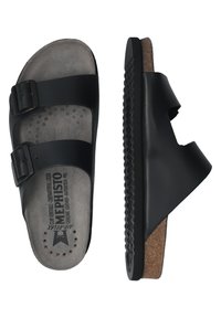 Zwarte sandalen met twee verstelbare banden met metalen gespen, een gevoerd grijs voetbed en een kurken zool met een gestructureerd patroon.