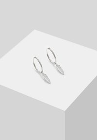 Sølv hoops øreringe med intrikate blad charme. Har poleret metal og en tekstureret blad detalje, der hænger fra hver hoop.