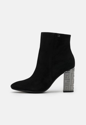 Højhælede støvletter - black