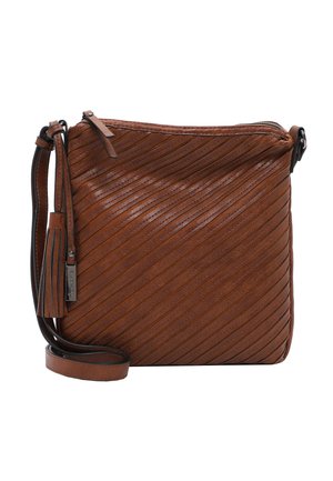 Bruine leren crossbodytas met diagonaal gestikt patroon, bovenzijde ritssluiting, verstelbare band en kwastdetail aan de zijkant.