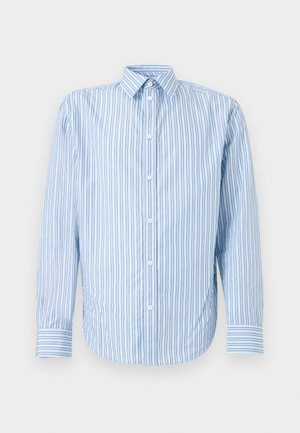Ανοιχτό γαλάζιο πουκάμισο με μακριά μανίκια και κάθετες σκούρες μπλε ρίγες, με κουμπιά μπροστά και μυτερό γιακά, σε απλό φόντο.