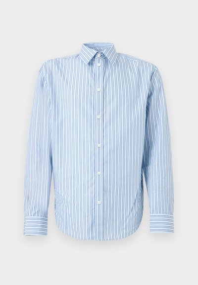 Ανοιχτό γαλάζιο πουκάμισο με μακριά μανίκια και κάθετες σκούρες μπλε ρίγες, με κουμπιά μπροστά και μυτερό γιακά, σε απλό φόντο.