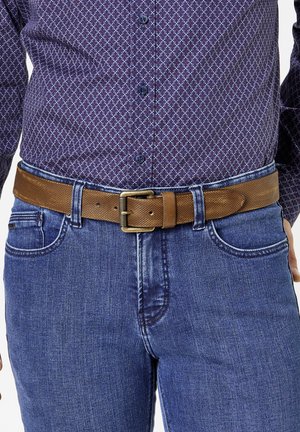Brauner gewebter Ledergürtel mit strukturierter Oberfläche, ausgestattet mit einer Metallschnalle, getragen über einem blau karierten Hemd und blauen Jeans.