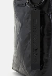 Marimekko CROSSBODY TOTE - Käsilaukku - black