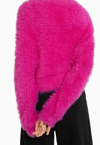 Faux-Fur-Pullover in leuchtendem Pink, mit langen Ärmeln und figurnahem Schnitt. Das Material ist flauschig mit einer weichen Textur und geschnittenen Kanten.
