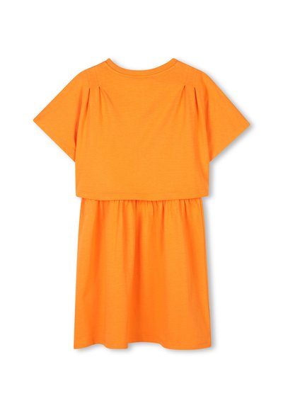 Robe en coton orange à manches courtes, avec un col rond et une taille froncée. Design simple sans motifs ni accents supplémentaires.