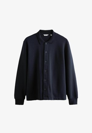 Tamsiai mėlynas mygtukų marškiniai su klasikiniais apykaklėmis, ilgomis rankovėmis, minkšta medžiaga ir šešiais atitinkančiais mygtukais priekyje.