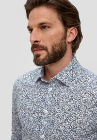 s.Oliver BLACK LABEL MIT ALL-OVER-PRINT - Hemd - himmelblau