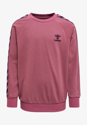 Różowy sweatshirt z długimi rękawami raglanowymi. Posiada małe czarne logo "Hummel" na piersiach oraz fakturowane granatowe i różowe paski na rękawach.