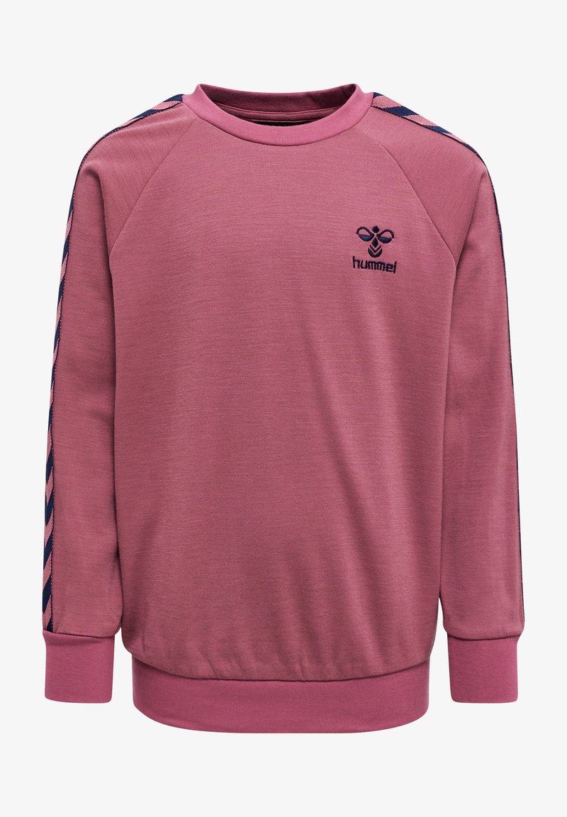 Różowy sweatshirt z długimi rękawami raglanowymi. Posiada małe czarne logo "Hummel" na piersiach oraz fakturowane granatowe i różowe paski na rękawach.