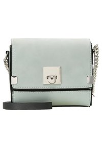 En mintgrøn læder crossover taske med et sølvspænde, sorte accenter og en kædestrop. Har en glat tekstur og en struktureret form.