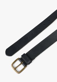 Cinturón de cuero negro con textura suave, presenta una hebilla cuadrada de latón antigüo y múltiples agujeros de ajuste a lo largo de la correa.