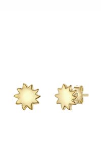 Boucles d'oreilles clous en forme d'étoile dorée avec une surface lisse et des bords pointus. Elles sont dotées d'un fermoir à tige standard pour un port sécurisé.