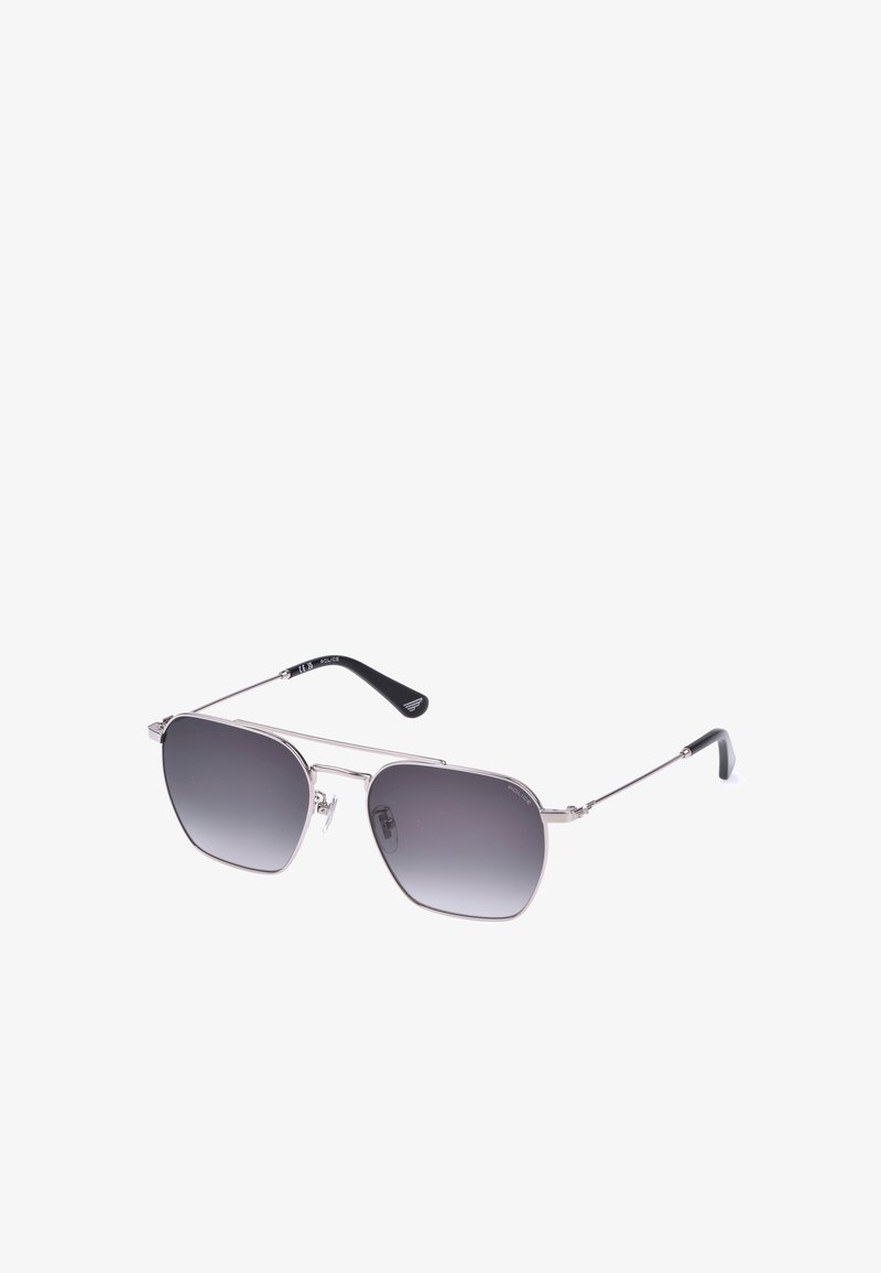 Lunettes de soleil avec monture métallique argentée, verres rectangulaires à dégradé sombre et embouts en plastique noir sur des branches fines, présentées sur fond blanc.