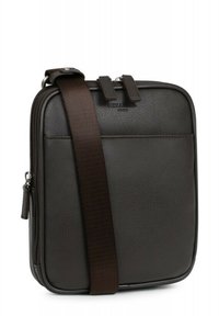 Borsa a spalla in pelle marrone con una texture liscia, chiusura con zip, tracolla in tessuto regolabile e due dettagli in pelle sulla parte superiore.