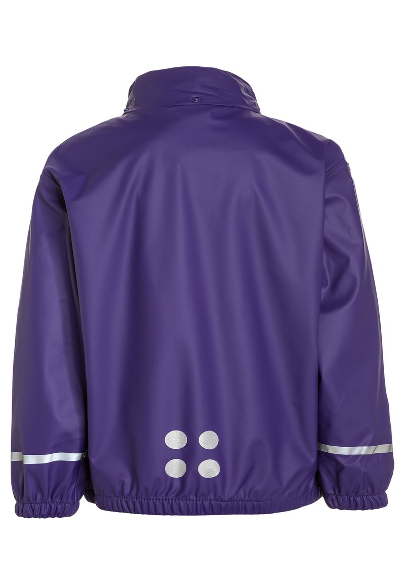 Lila wasserdichte Jacke mit hohem Kragen, elastischen Bündchen und reflektierenden silbernen Akzenten. Sie verfügt über einen abgerundeten Saum und Logo-Details auf der Rückseite.