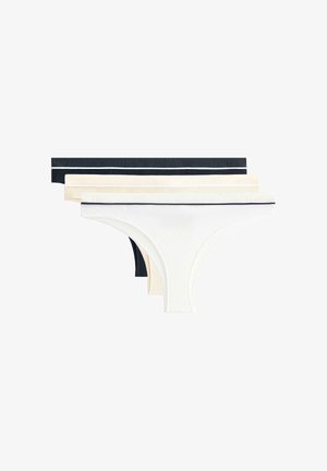 Drie paar stringondergoed in zwart, beige en wit. Gemaakt van geribbelde stof met elastische taillebanden voorzien van een logo.