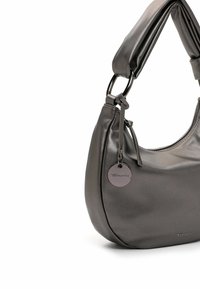 Hobo tas in donkergrijs leer met een ronde vorm, glanzende textuur, een afneembaar label en een gewatteerde schouderriem.