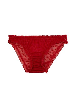 Culotte bikini rouge transparente avec petits motifs en forme de cœur et bords froncés sur fond blanc.