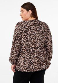 Zizzi MIT BINDEDETAIL UND PRINT - Bluse - leo aop w bow