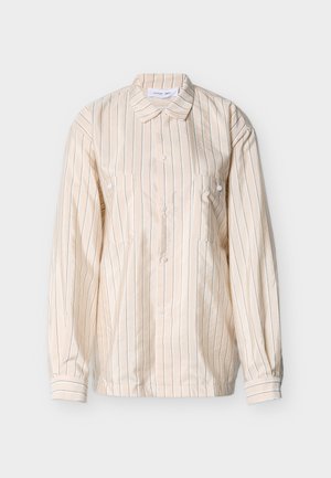 Chemise beige à rayures avec boutons et col, comprenant deux poches avant, manches longues et texture douce. Rayures horizontales et verticales.