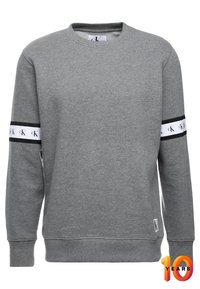 Felpa di cotone grigia con maniche lunghe, polsini e orlo a costine. Presenta una banda con il logo CK in bianco e nero sulle maniche.