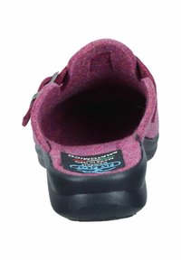Felt clogs in dark pink with a round toe, black rubber sole, and an adjustable strap for a secure fit. Inner lining adds comfort.