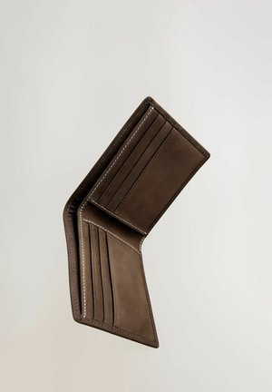 Portofel maro din piele cu mai multe sloturi pentru carduri, având o textură netedă și cusături albe de-a lungul marginilor. Design pliat vizibil.