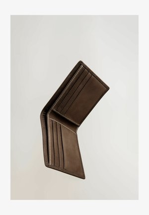 Barna bőrpénztárca több kártyatartó rekesszel, sima textúrával és fehér varrással a széleken. Összecsukott kialakítás látható.