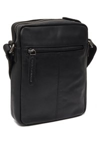 Borsa a tracolla in pelle nera con forma rettangolare, dotata di chiusura con zip superiore, tasca frontale con zip e tracolla regolabile.