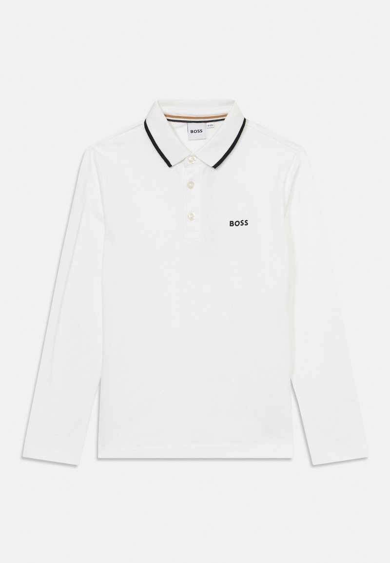 Polo de manga longa branco feito de algodão, com um acabamento na gola em preto e um pequeno logótipo preto "BOSS" no lado esquerdo do peito.