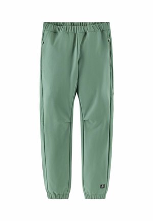 Zielone spodnie z elastycznym paskiem w talii, zamkami błyskawicznymi w bocznych kieszeniach i elastycznymi mankietami, z małą czarną naszywką z logo przy lewej kostce.