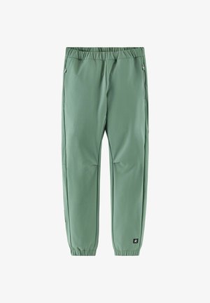 Grüne Hosen mit elastischem Bund, Reißverschlusstaschen an den Seiten und elastischen Bündchen, mit einem kleinen schwarzen Logo-Patch nahe dem linken Knöchel.