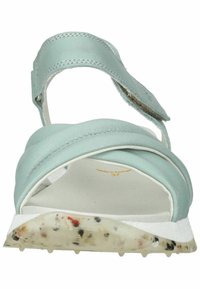 Sandal in pelle azzurra chiara con cinturini curvi, soletta bianca e suola texturizzata maculata multicolore. Chiusura regolabile per una vestibilità ottimale.