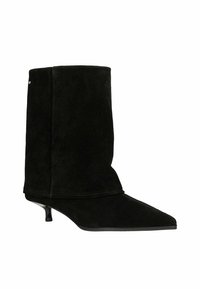 Czarne zamszowe botki za kostkę z szpiczastym noskiem, zwężającym się fasonem i 4 cm obcasem typu kitten heel. Gładka tekstura z minimalnymi detalami szycia.