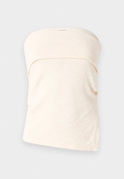 Hellbeige, trägerloses Oberteil aus strukturiertem Stoff, mit einem gefalteten Design am Halsauschnitt und lockerer Passform. Keine Verschlüsse oder zusätzlichen Details.