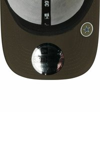Khakifarbene Kappe mit abgerundetem Schirm, ausgestattet mit einem glänzenden schwarzen Aufkleber mit der Aufschrift "39THIRTY MEDIUM/LARGE" und einem kleinen Sterne-Emblem an der Seite.
