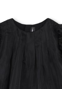 Czarna sukienka z okrągłym dekoltem i krótkimi bufkowymi rękawami. Wykonana z błyszczącego materiału, z pionowymi fałdami i małymi dekoracyjnymi cyrkoniami.