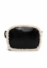 Borsa rettangolare nera con una superficie in pelle sintetica testurizzata, rifinita con morbida pelliccia color crema. Presenta accessori in tonalità oro.