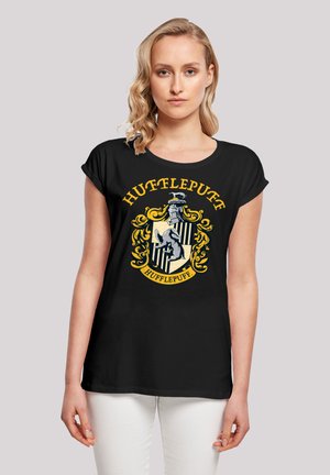 Svart T-skjorte med rund hals og korte ermer, med et design av Hufflepuff- crest i gull og grått på forsiden.
