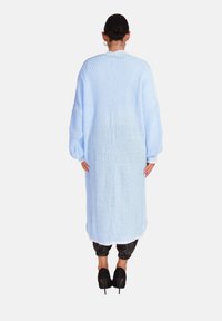Elara Strickjacke - hellblau