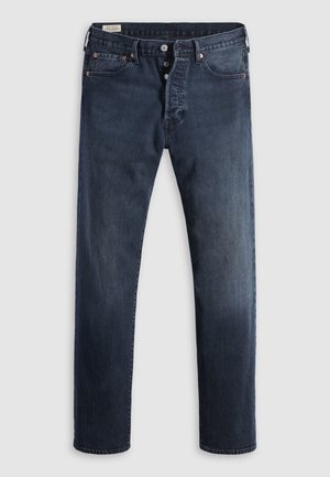 Jeans de mezclilla azul oscuro con corte recto, que cuentan con cremallera, botones metálicos y acentos de remaches de cobre. Textura suave, sin patrones visibles.
