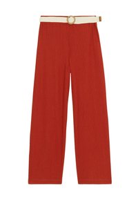 Pantalones de pierna ancha de color rojo con relieve, acompañados de un cinturón tejido de color crema que presenta una hebilla redonda. La textura de la tela es suave y ligeramente elástica.